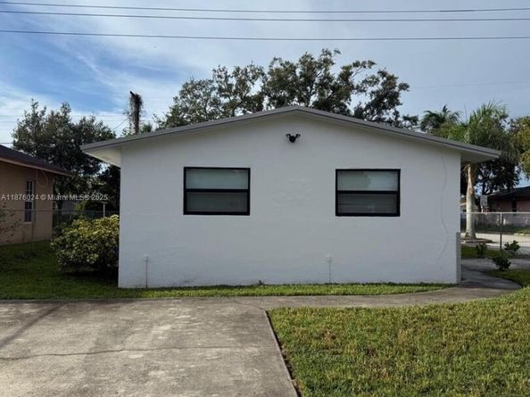 2798 NW 9th Pl, Fort Lauderdale FL 33311