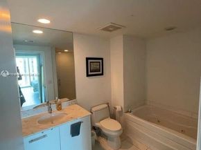 55 SE 6th St 4004, Miami FL 33131