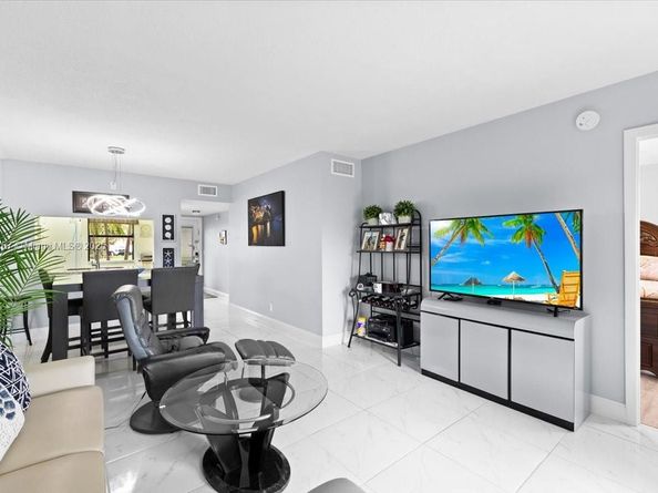 10402 Sunrise Lakes Blvd 103, Sunrise FL 33322