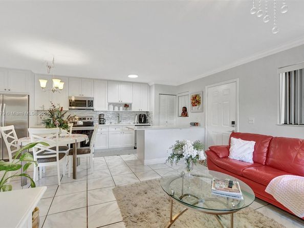 588 Trace Cir 211, Deerfield Beach FL 33441