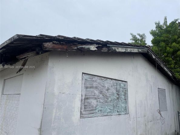 4240 NE 3rd Ave, Deerfield Beach FL 33064