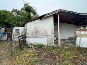 4240 NE 3rd Ave, Deerfield Beach FL 33064