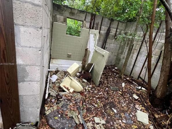 4240 NE 3rd Ave, Deerfield Beach FL 33064