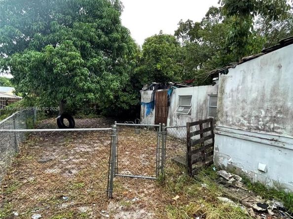 4240 NE 3rd Ave, Deerfield Beach FL 33064