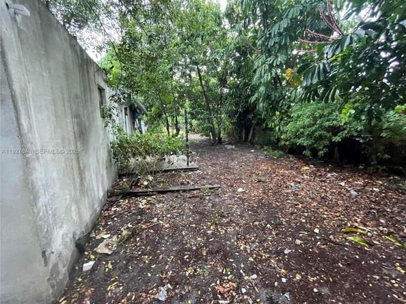 4240 NE 3rd Ave, Deerfield Beach FL 33064