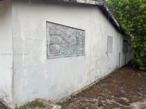 4240 NE 3rd Ave, Deerfield Beach FL 33064