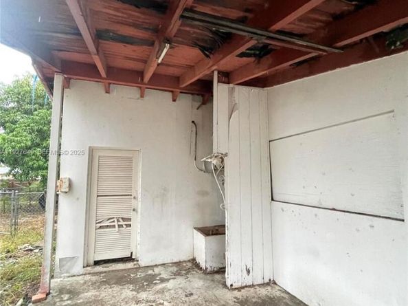 4240 NE 3rd Ave, Deerfield Beach FL 33064