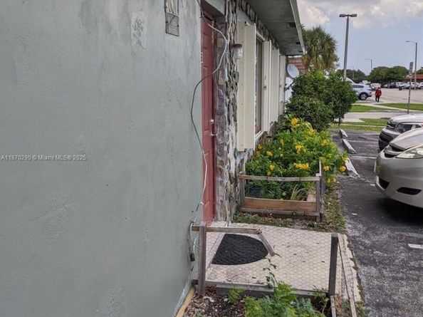7801 SW 10th St, North Lauderdale FL 33068