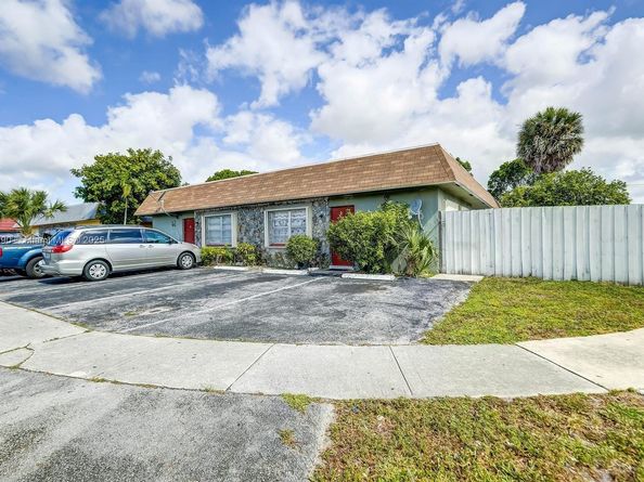7801 SW 10th St, North Lauderdale FL 33068