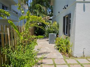 2520 NE 9th St, Fort Lauderdale FL 33304