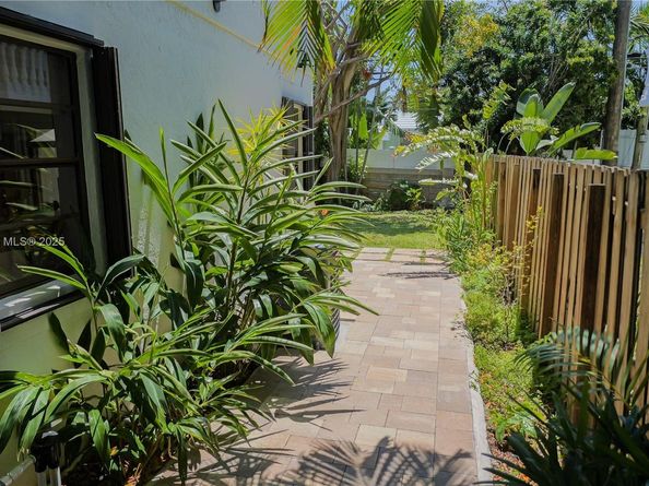 2520 NE 9th St, Fort Lauderdale FL 33304