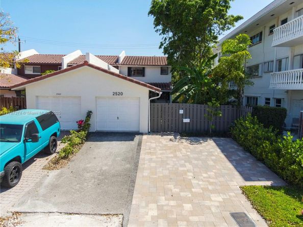 2520 NE 9th St, Fort Lauderdale FL 33304