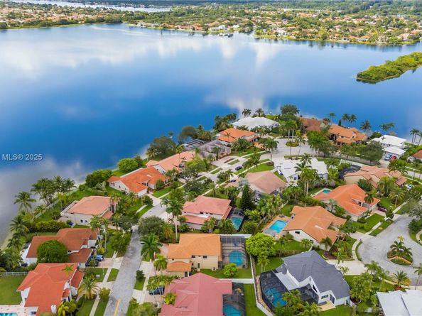 1411 NW 179th Ave, Pembroke Pines FL 33029