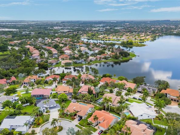 1411 NW 179th Ave, Pembroke Pines FL 33029