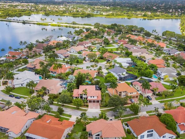 1411 NW 179th Ave, Pembroke Pines FL 33029
