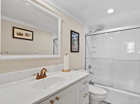 437 Golden Isles Dr 9H, Hallandale Beach FL 33009