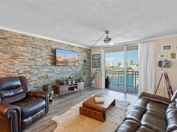 437 Golden Isles Dr 9H, Hallandale Beach FL 33009