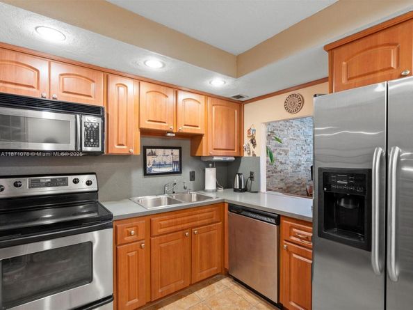 437 Golden Isles Dr 9H, Hallandale Beach FL 33009