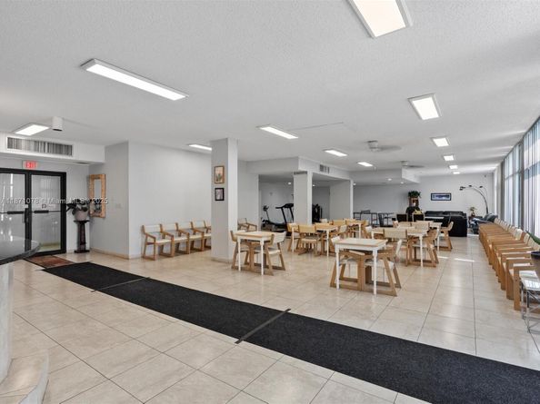 437 Golden Isles Dr 9H, Hallandale Beach FL 33009