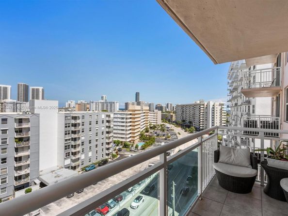437 Golden Isles Dr 9H, Hallandale Beach FL 33009