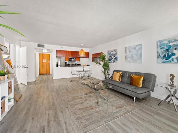 1200 Brickell Bay Dr 2414, Miami FL 33131