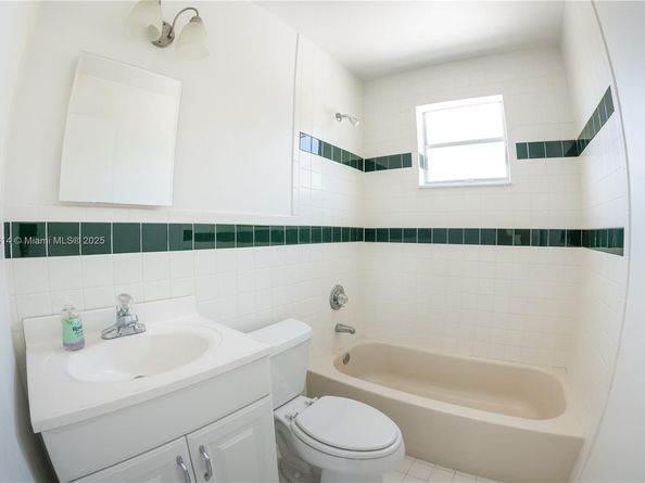 3821 NE 16th Ave, Oakland Park FL 33334