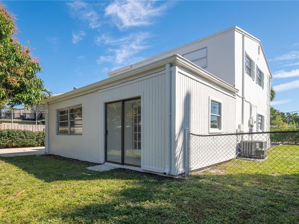 3821 NE 16th Ave, Oakland Park FL 33334
