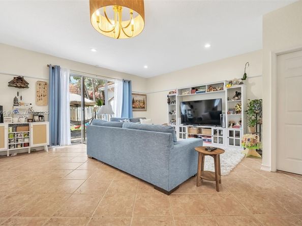 13174 NW 9th Ct, Pembroke Pines FL 33028
