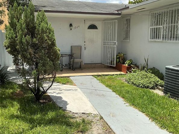 1924 NW 35th St, Miami FL 33142
