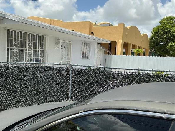 1924 NW 35th St, Miami FL 33142