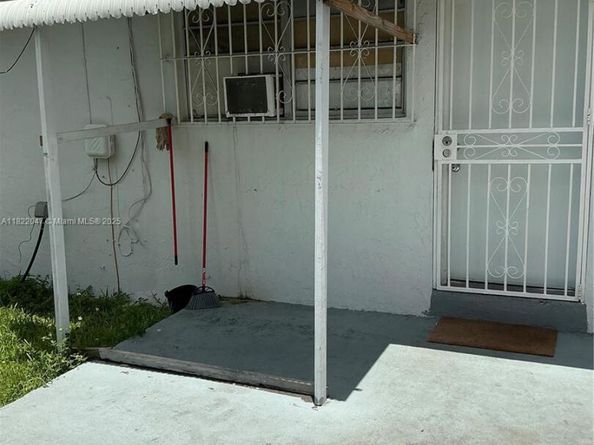 1924 NW 35th St, Miami FL 33142