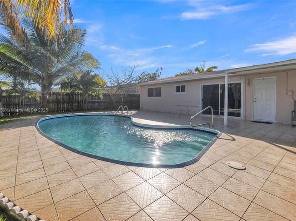 371 NE 42nd Ct, Oakland Park FL 33334