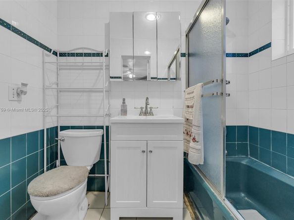 371 NE 42nd Ct, Oakland Park FL 33334