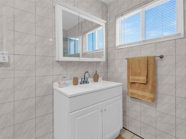 371 NE 42nd Ct, Oakland Park FL 33334