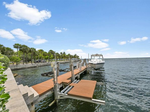 3581 E Glencoe St 207, Miami FL 33133