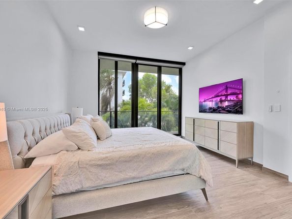 3581 E Glencoe St 207, Miami FL 33133