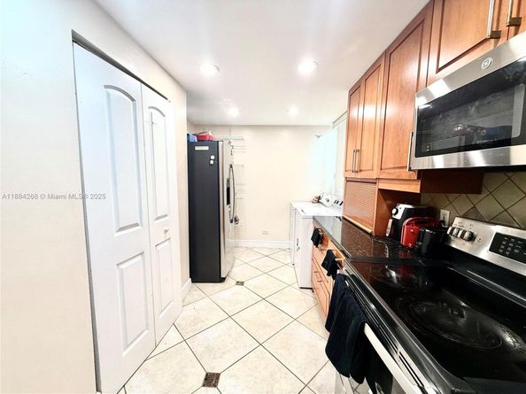 3660 NE 166th St 101 +40' Deeded Dock, North Miami Beach FL 33160