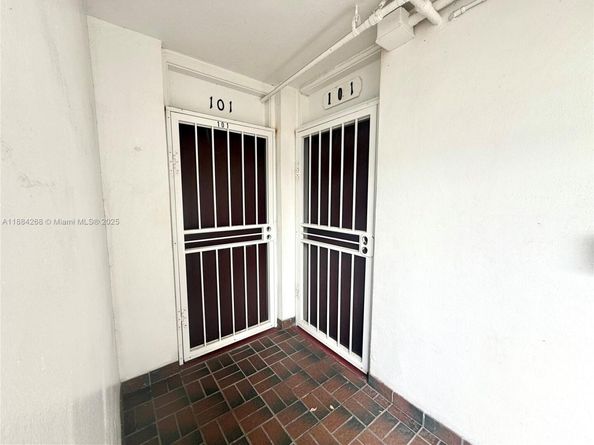 3660 NE 166th St 101 +40' Deeded Dock, North Miami Beach FL 33160