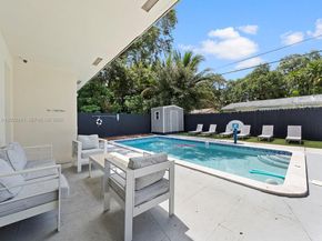 560 NE 161st St, Miami FL 33162