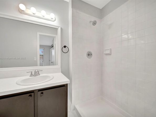 871 NE 207th Ter 4202, Miami FL 33179
