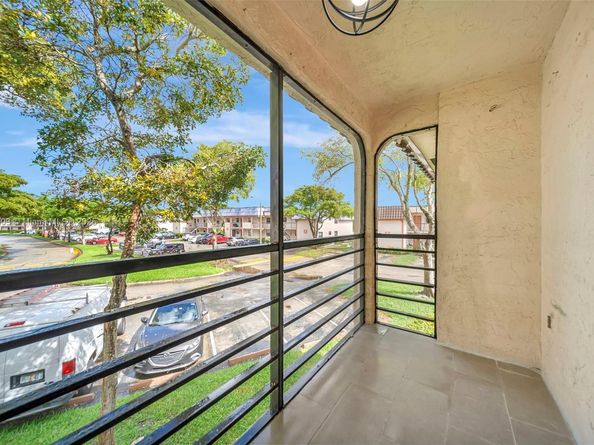 871 NE 207th Ter 4202, Miami FL 33179