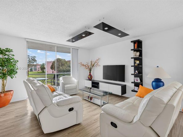 9481 Sunrise Lakes Blvd 210, Sunrise FL 33322