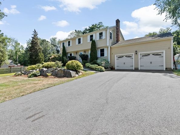 7 Old Powder House Road, Lakeville MA 02347