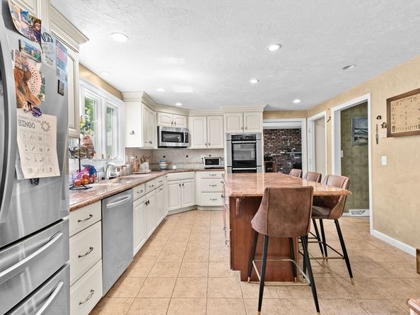 7 Old Powder House Road, Lakeville MA 02347
