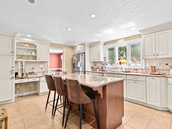 7 Old Powder House Road, Lakeville MA 02347