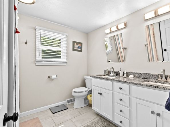 7 Old Powder House Road, Lakeville MA 02347