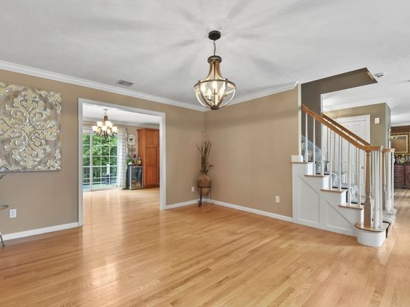 1 Elaine Cir, Lakeville MA 02347
