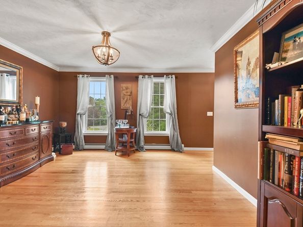 1 Elaine Cir, Lakeville MA 02347