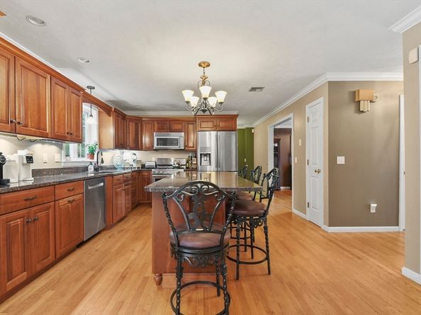 1 Elaine Cir, Lakeville MA 02347