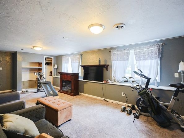 35 Pilgrim Dr, Norwood MA 02062